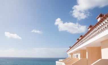 【一戸建てのルーフバルコニー】メリット・デメリットや気をつけるべき点、費用などを解説