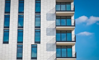 一戸建ての家にベランダは必要?バルコニーとの違いやメリット・注意点も解説