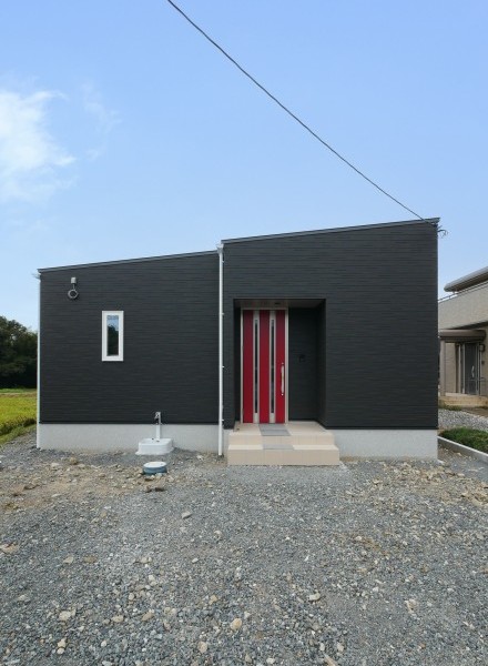 モノトーンに赤が映える、スタイリッシュな平屋