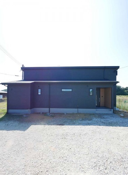 暮らしに溶け込む、落ち着いたモノトーンデザイン