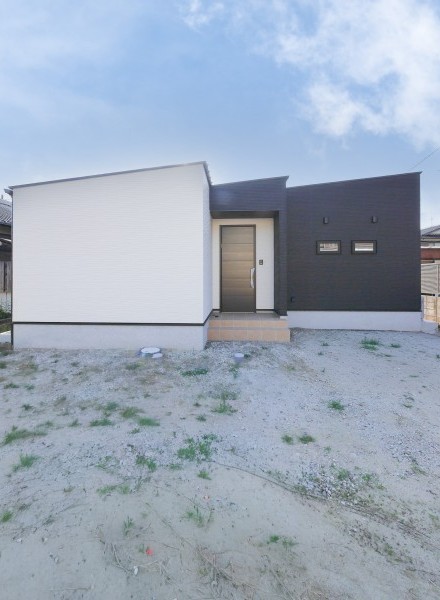 直線が描く、洗練された美しさの平屋