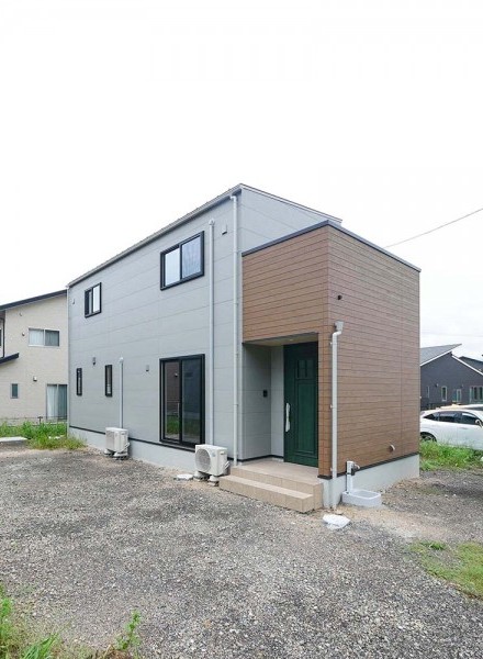 素材感が引き立つ、スタイリッシュで心地よい住まい