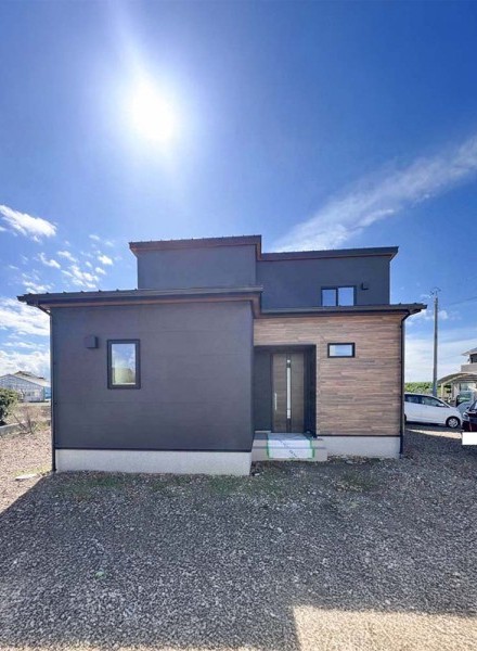 木目が映える、ブラックモダンの家