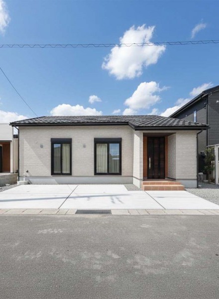 ホワイト×ウッドが映える、明るく上質な平屋