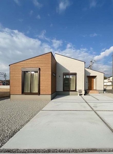 素材が映える、やさしいツートーンの家