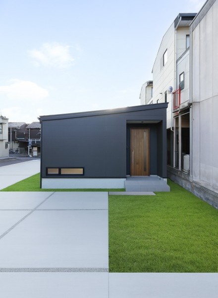 モダンデザインと和の安らぎが共存する平屋の住まい