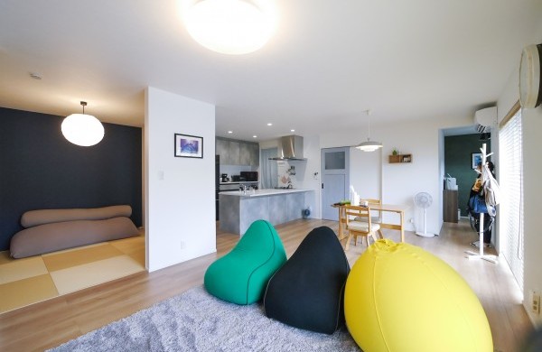 家族が笑顔で帰れる癒しの真っ白な壁の平屋