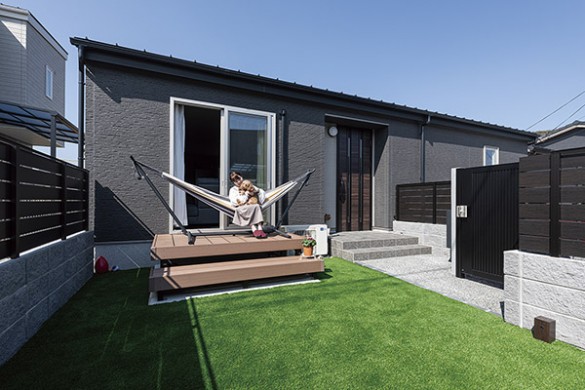 グレーのコーディネートで魅せるおしゃれなペットと暮らす平屋