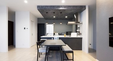 土間から広がる大空間!モノトーンでまとめたシックな平屋